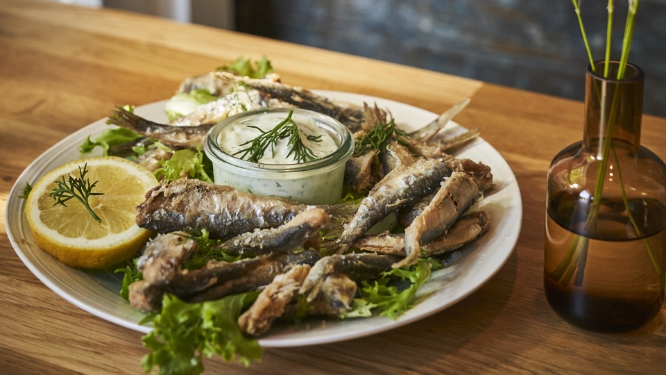 Gebratenen frischen Fisch mit Salat und Zitrone gibt es im Restaurant Das Rote Haus in Vitte auf Hiddensee.