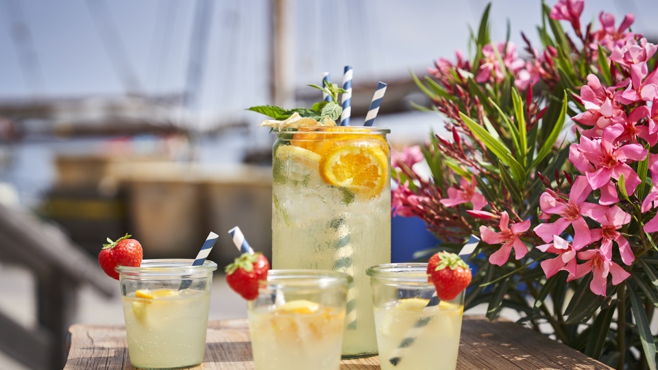 Frische Limonade kann man im Restaurant Hafenkater in Vitte auf Hiddensee direkt im Hafen an der Mole genießen. Bei gutem Wetter und mit Blick auf das Wasser schmeckt es gleich doppelt so gut.