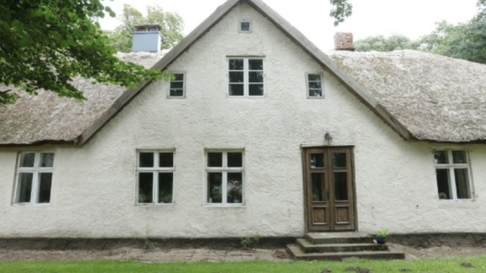 Das Haus der Familien Schilling auf der Insel Öhe mit hohem Giebel und weißem Anstrich.