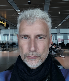 Autor & Journalist Lars Herde im Profil. Er hat schöne Erinnerungen an die Insel Hiddensee.